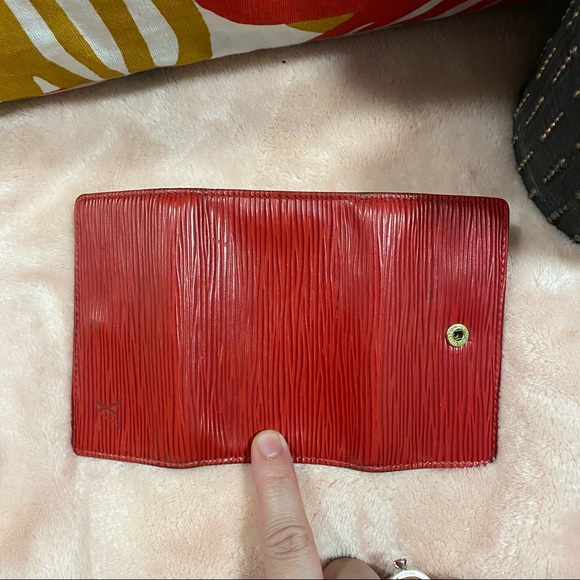 Louis Vuitton 6 Key Holder Epi Red - Picture 9 of 10